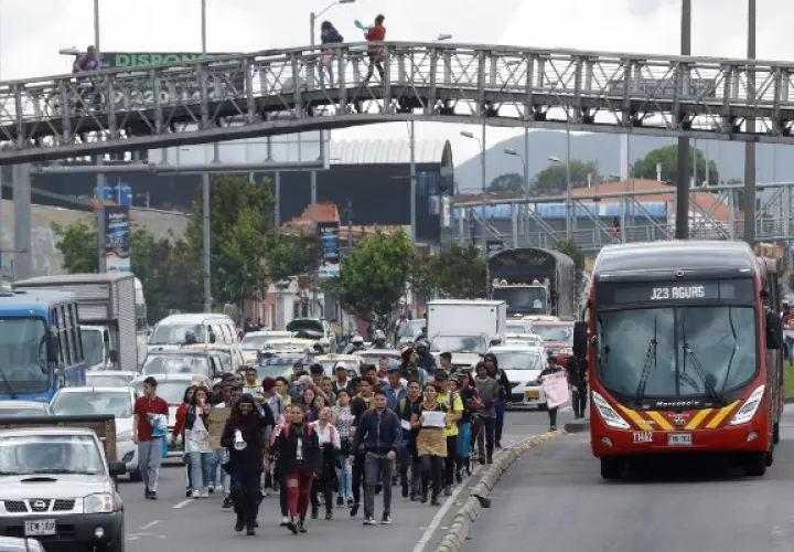 Estudiantes marchan por la Avenida Las Américas durante el séptimo día de protestas. FOTO/EFE