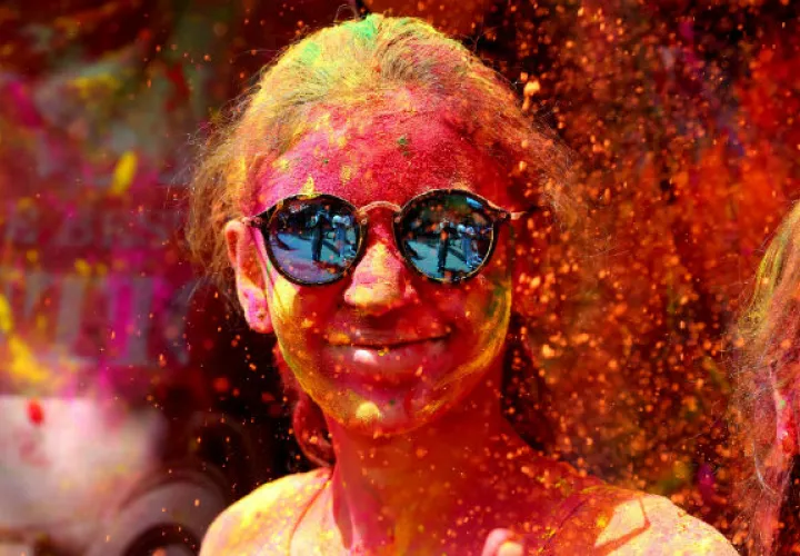 No debemos tratar de disfrazar la tristeza con alegría, dijo una maestra de psicología. Celebrando un festival en India. Foto/ Sanjeev Gupta/EPA, vía Shutterstock.