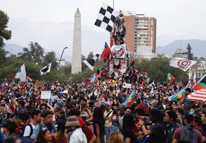El mandatario alabó también el acuerdo al que llegaron el viernes las fuerzas parlamentarias para convocar un plebiscito en abril de 2020 y preguntarle a la ciudadanía si quiere una nueva Constitución y que órgano debería redactarla, al tiempo que reconoció por primera vez que ha habido abusos y un uso excesivo de la fuerza por parte de las fuerzas de seguridad, lo que se comprometió a sancionar.
