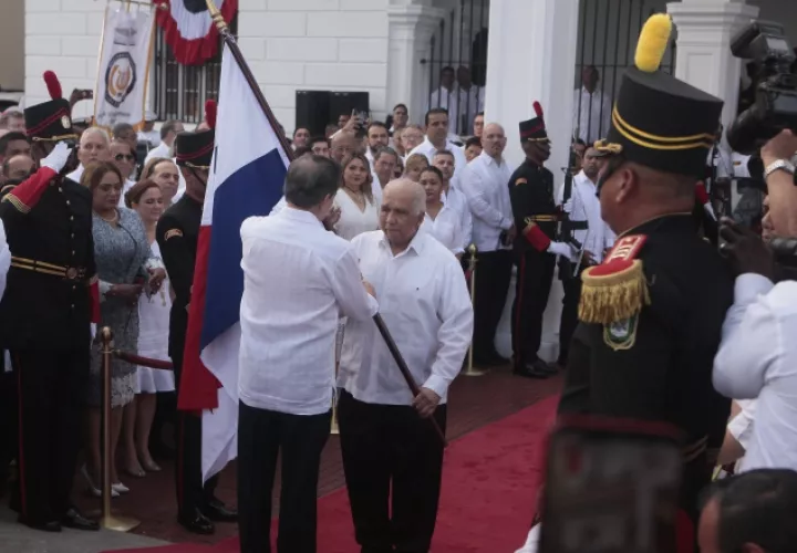El presidente Laurentino Cortizo entrega el pabellón nacional a Adán Ríos, quien fue el abanderado del 3 de Noviembre.  Fotos: Víctor Arosemena 