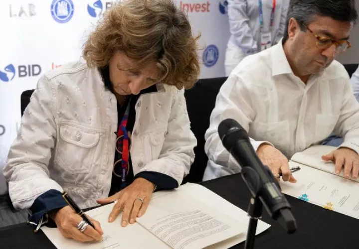 Pituka Ortega Heilbron, Directora General de la Fundación IFF Panamá y Luis Alberto Moreno, Presidente del Banco Interamericano de Desarrollo (BID), firman convenio de cooperación. Foto: IFF Panamá