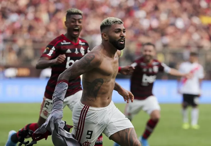 Gabriel del Flamengo festeja el segundo gol del equipo brasileño. Foto:AP 