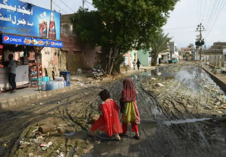 Lluvias intensas y drenaje obstruido de basura causaron inundaciones en calles de Karachi en agosto. La Ciudad ha sido calificada como una de las menos habitables. Foto/ Rizwan Tabassum/Agence France-Presse — Getty Images.