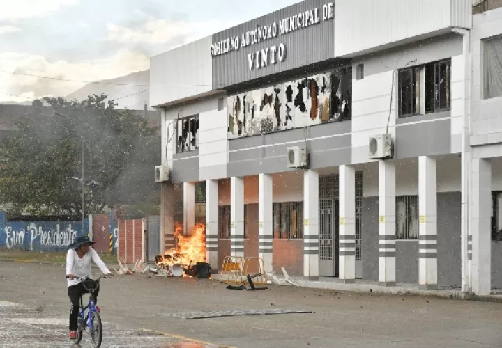 Manifestantes incendian la Alcaldía este miércoles durante una jornada de graves disturbios en Vinto, región de Cochabamba. FOTO/EFE