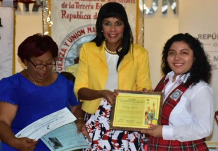 Juliette Aimee Sánchez Villavicencio (der), cursa estudios en el colegio Bilingue Eben-Ezer. Foto: Diómedes Sánchez S. 