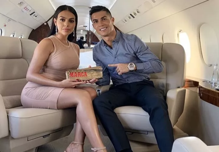 La pareja siempre presume su amor.