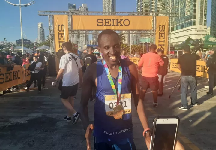 Robert Gititu celebra su victoria en la Maratón Internacional a Panamá.   Foto: Aurelio Martínez