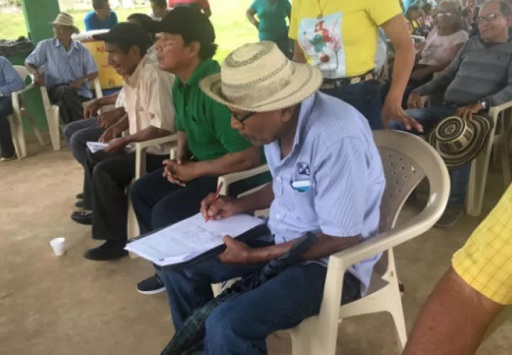 La consulta fue organizada por la junta comunal del Guabo. Foto: Diómedes Sánchez S.