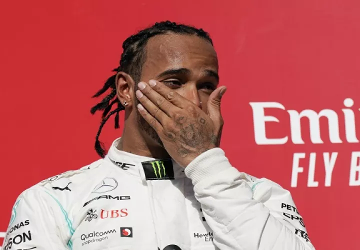 Hamilton mira de cerca a Schumacher.