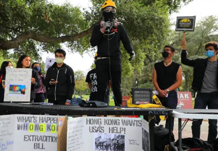 Estudiantes que apoyan a Hong Kong en campus de EE. UU. han enfrentado a chinos continentales. En la Universidad de California, en Davis, una bandera de Hong Kong terminó en la basura. Foto/ Jim Wilson.