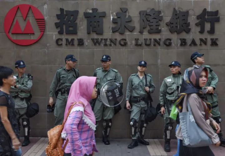 Hong Kong vivió ayer una de sus jornadas más violentas con enfrentamientos entre las fuerzas antidisturbios y grupos de manifestantes.