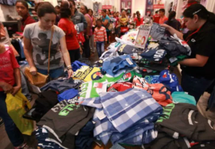 Muchas personas adelantan las compras de fin de año en el Black Friday. Foto: Archivo.