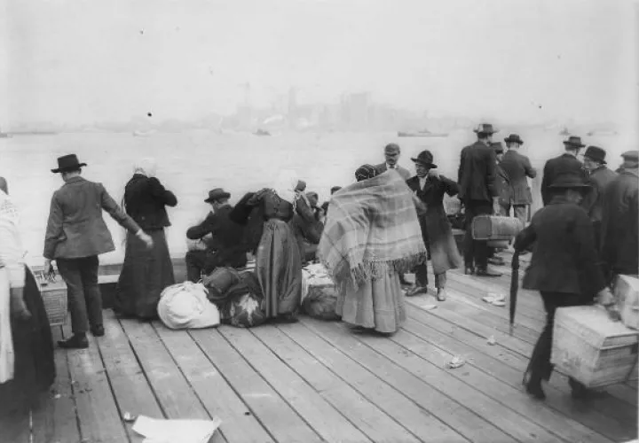 Les va mejor a hijos de inmigrantes pobres que a los nativos pobres, muestra un estudio. Ellis Island. Foto/ Biblioteca del Congreso.