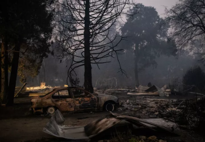 El incendio de Kincade arrasó con más de 30 mil hectáreas y destruyó unos 120 hogares. Aún no está controlado. Foto/ Max Whittaker para The New York Times.