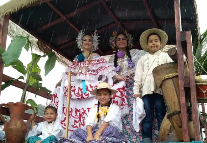 La lluvia fue protagonista en todas las sedes de los desfiles. Yaissel Urieta M.