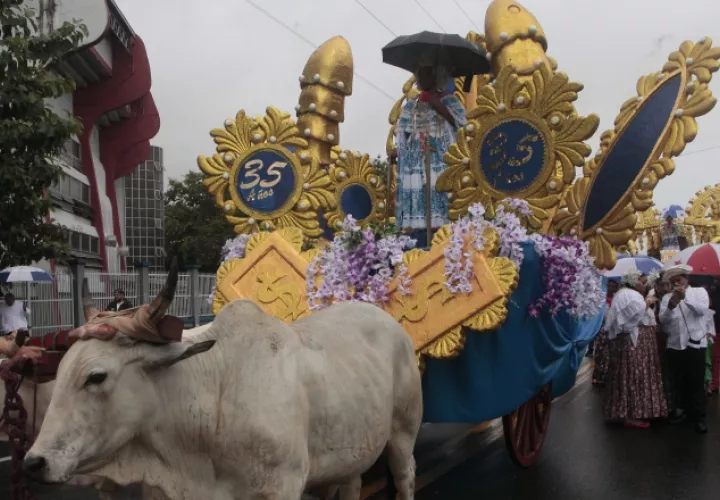 Las carretas, transportando hermosas empolleradas, no faltaron en el desfile que organizó la Unión de Santeños Residentes en Juan Díaz. Víctor Arosemena