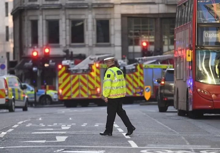 Las fuerzas de seguridad fueron alertadas de un apuñalamiento en torno a las dos de la tarde, según detalló en una intervención ante la prensa el jefe de la unidad antiterrorista de la Policía británica, Neil Basu.