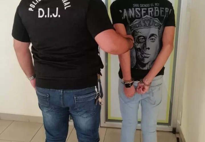 El joven cuya cuenta de Instagram es el_woody05, en complicidad con otra persona, 14.gc05, se dedicaban a grabar supuestas cámaras escondidas