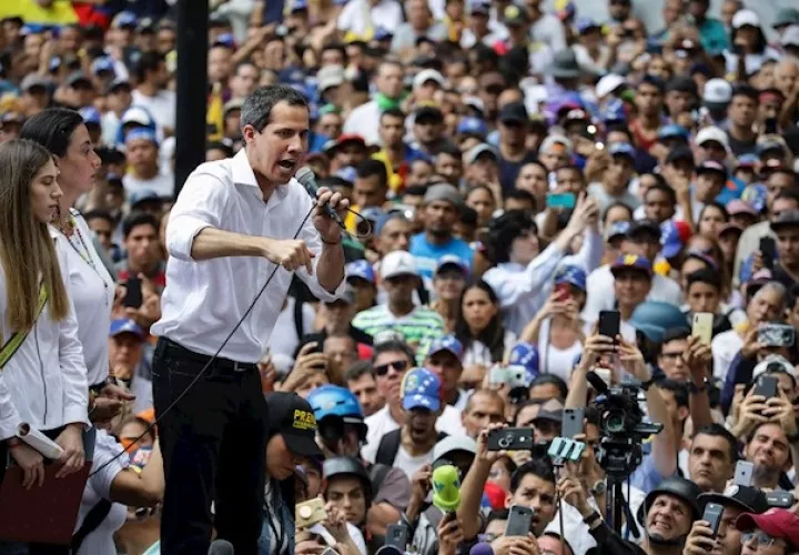Desde que proclamó un Gobierno interino a finales de enero pasado, Guaidó ha hecho varios llamados a las Fuerzas Armadas para que retiren su respaldo a Maduro.