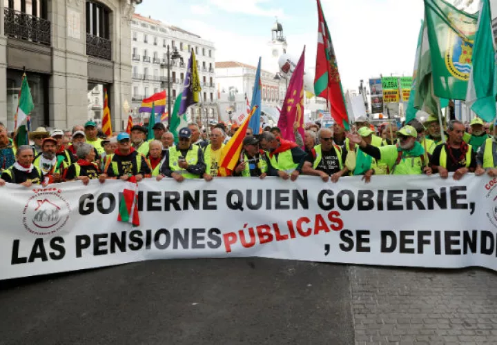 La preocupación central en el tema de las pensiones es que la población latinoamericana está envejeciendo a pasos agigantados .