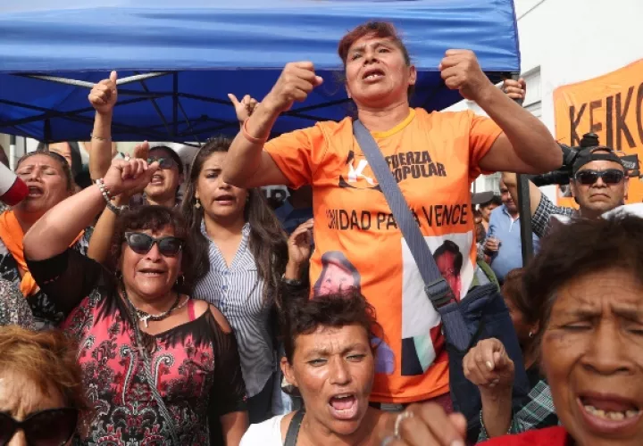 Partidarios de Keiko Fujimori, celebran en las afueras de la cárcel de mujeres en Lima. FOTO/AP