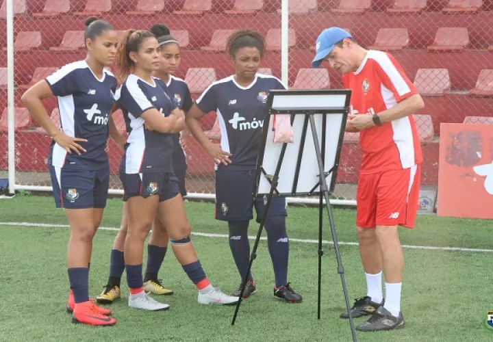 Kenneth Zseremeta en los entranamientos del equipo femenino. Foto:Fepafut