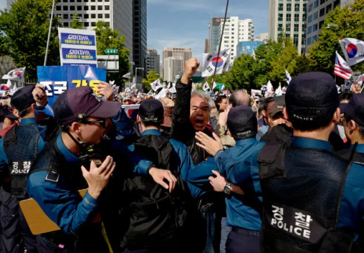 Una manifestación en Seúl el mes pasado contra hijos de la élite política que reciben trato académico preferente. Foto/ Jeon Heon-Kyun/EPA, vÍa ShutterstocK.