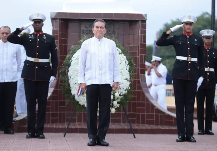 El presidente Laurentino Cortizo colocó una ofrenda floral ante el Busto de la Libertad, este 10 de Noviembre en el Parque Rufina Alfaro. Foto @presidenciapma  