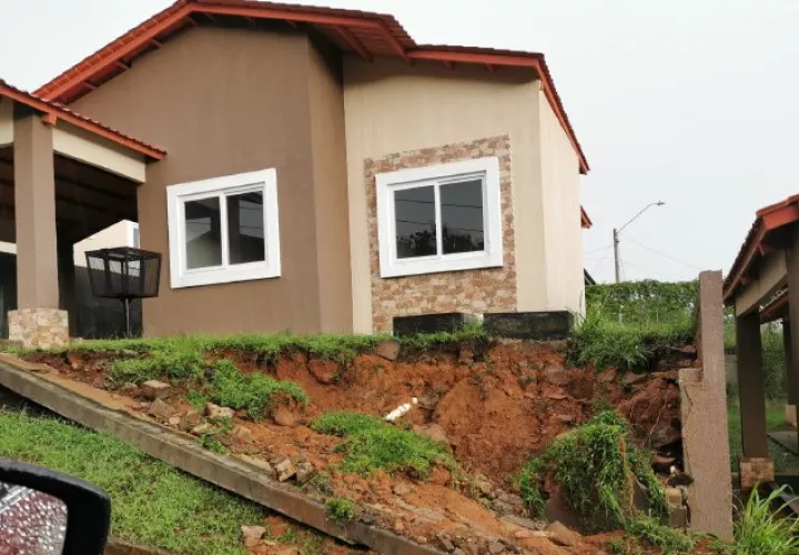 En el Residencial Limón, en La Chorrera, se dio un deslizamiento de tierra. Cortesía