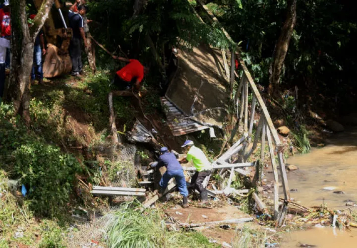  Ya se procedió a remover los restos del puente del cauce del río. Foto: Eric A. Montenegro.