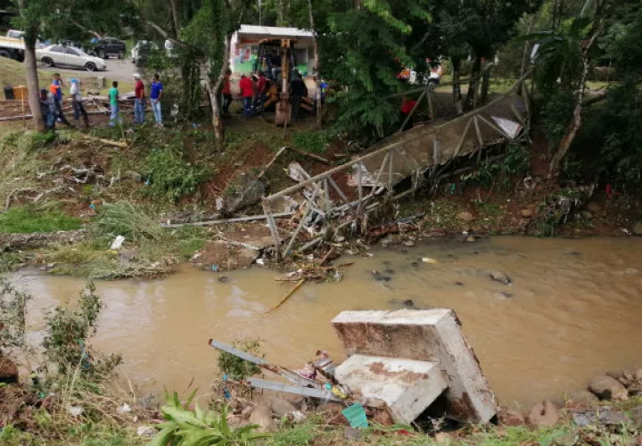  Ya se procedió a remover los restos del puente del cauce del río. Foto: Eric A. Montenegro.