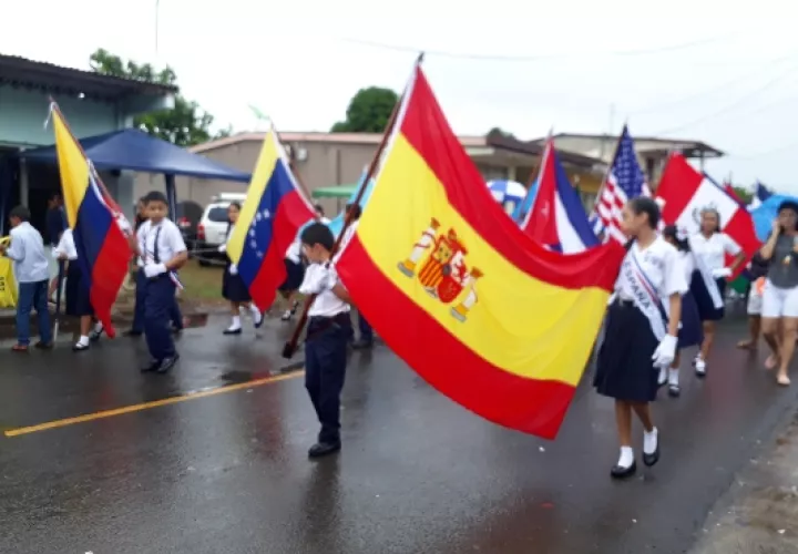 unas  65 delegaciones escolares, así como un nutrido grupo de estamentos de seguridad y al menos 18 bandas independientes, participaron de los desfiles. Foto/Thays Domínguez