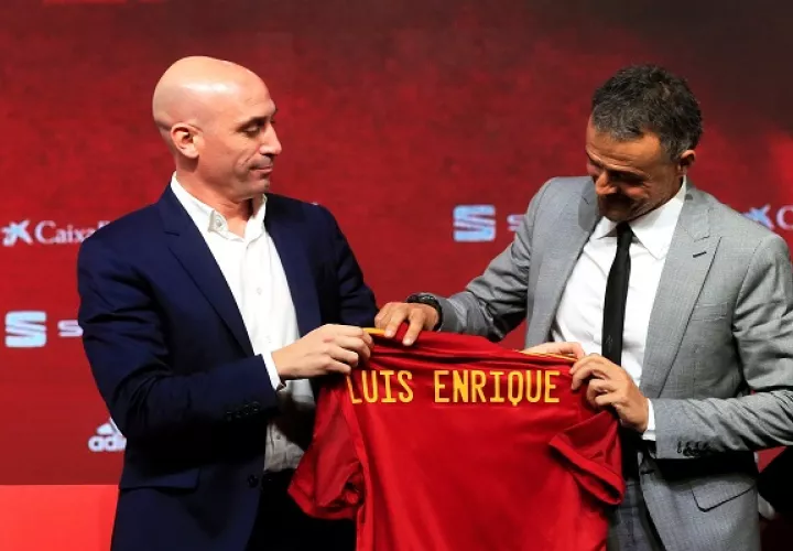 Luis Enrique Martínez, (der.) acompañado por el presidente de la RFEF, Luis Rubiales. Foto:EFE
