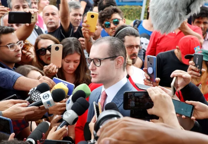 Manifestantes protestan frente a la sede de la Policía Federal, después de la sentencia del Tribunal Supremo que podría liberar al expresidente Luiz Inácio Lula da Silva, en Curitiba. FOTO/EFE