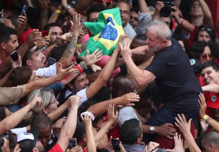 El expresidente brasileño Luiz Inácio Lula da Silva, se reunió el sábado con sus simpatizantes. FOTO/EFE