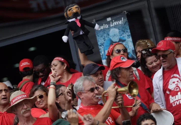 Simpatizantes de Lula lo esperan en las inmediaciones del Partido de los Trabajadores (PT). FOTO/AP