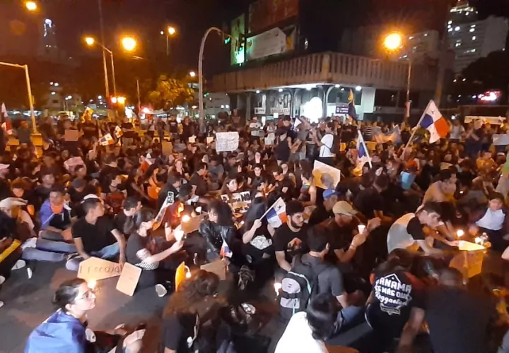 Los manifestantes permanecen sentados en la calle. Foto/ Víctor Arosemena