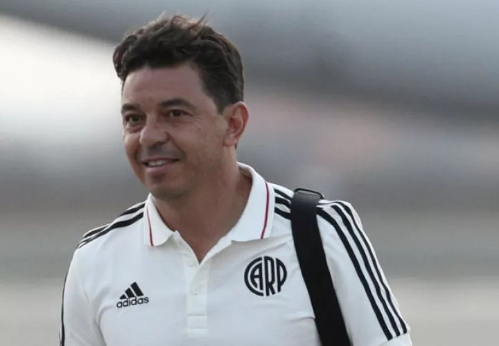 Marcelo Gallardo (c) a la llegada del técnico argentino a Lima donde River Plate jugará la final contra el Flamengo. Foto AP