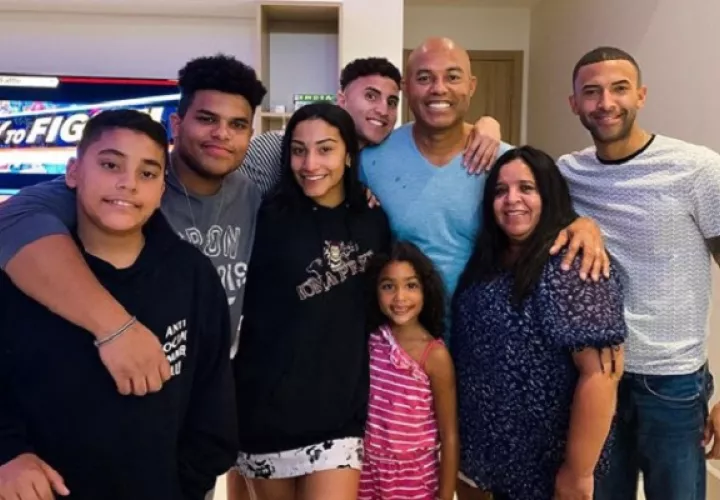 Mariano Rivera con todos sus hijos.