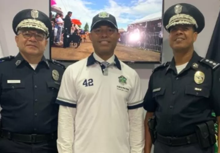 El exgrandes ligas y miembro del Salón de la Fama, Mariano Rivera, fue condecorado por la Policía Nacional. 