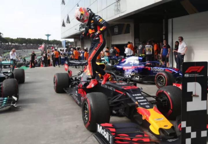 Max Verstappen en la celebración de su victoria en Brasil. Foto AP