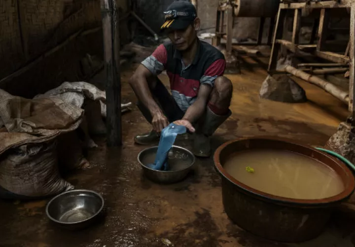 Un minero con un trozo de oro y mercurio. Esta técnica es la principal causa de contaminación con mercurio. Foto/ Adam Dean.