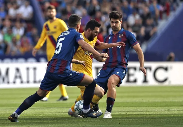 Lionel Messi  del Barcelona (c) disputa el balón con el centrocampista del Levante, Enis Bardhi (izq.) y el centrocampista Gonzalo Melero. Foto:EFE