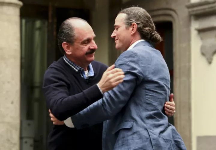Federico Acosta (izq.) se abraza con Ascanio Pignatelli en la ciudad de México. Foto: AP.