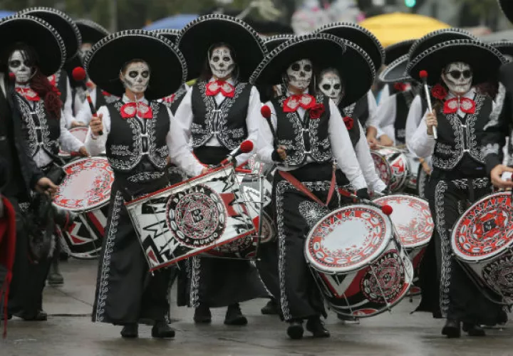 Indígenas comen sobre las tumbas en la celebración del Día de Muertos en Calpi, provincia de Chimborazo, Ecuador. Foto.EFE.