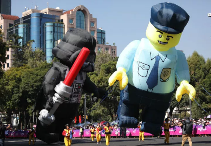 Cientos de personas en la quinta edición del desfile navideño "Bolo fest# este sábado, en Ciudad de México. Foto: EFE.