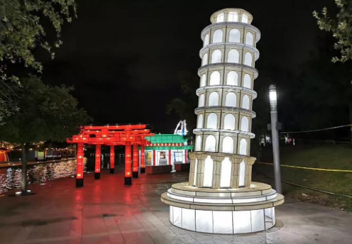 Figuras gigantes iluminadas hechas por artesanos mexicanos en la ciudad de Monterrey en el estado de Nuevo León. Foto: EFE.