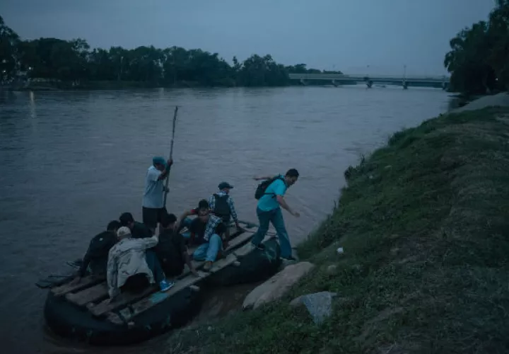 Migrantes guatemaltecos pobres pagan miles de dólares a contrabandistas. Entrando a México. Foto/ Antonio Rojas.