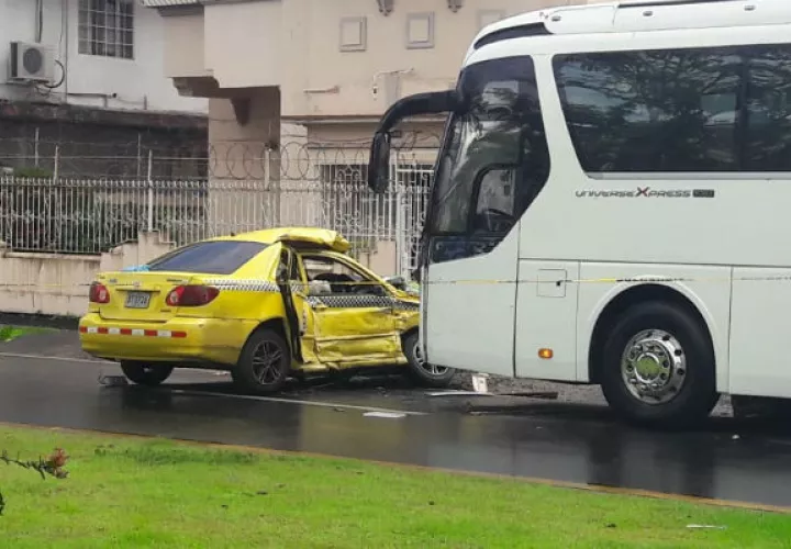 Del impacto falleció dentro del taxi, la señora de Mendoza. Foto: Diómedes Sánchez S. 