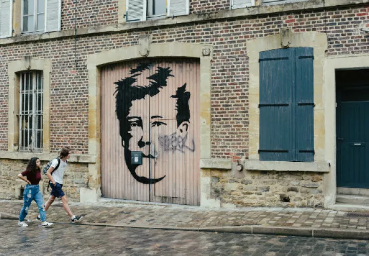 Los murales de Arthur Rimbaud son comunes en Charleville-Mézières, el lugar de su nacimiento. Escribió un poema satirizando a la burguesía del poblado, y su obra fue considerada tabú. Foto/ Dmitry Kostyukov para The New York Times.